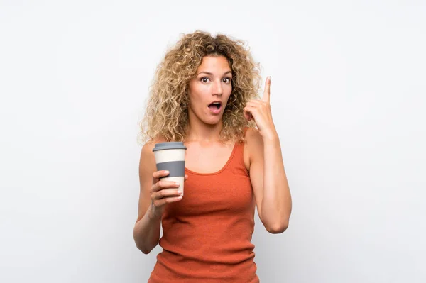 Giovane Donna Bionda Con Capelli Ricci Possesso Caffè Asporto Che — Foto Stock