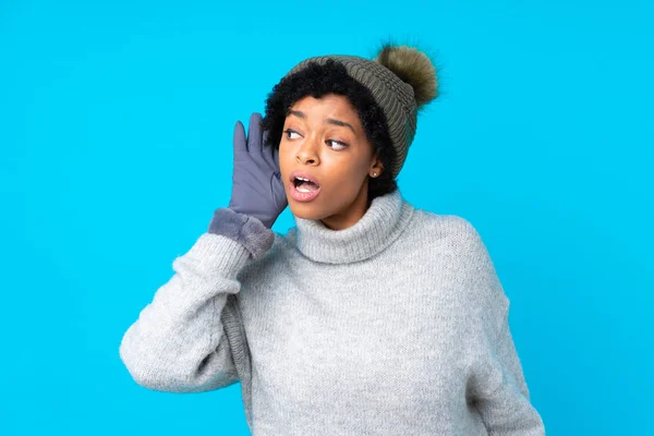 Afrikanisch Amerikanische Frau Mit Wintermütze Über Isoliertem Blauem Hintergrund Hört — Stockfoto