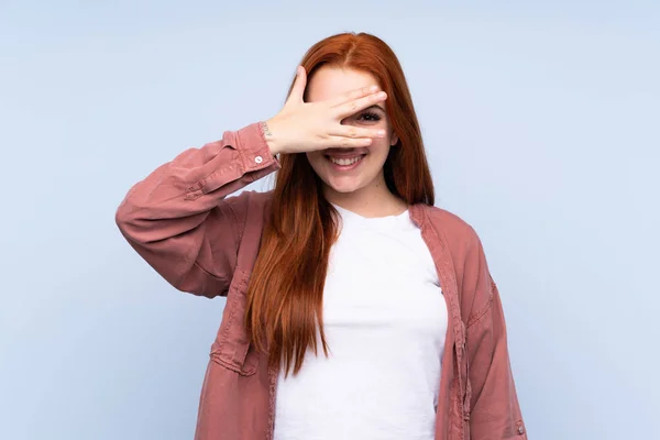 Redhead Έφηβος Κορίτσι Πάνω Από Απομονωμένο Μπλε Φόντο Καλύπτει Μάτια — Φωτογραφία Αρχείου