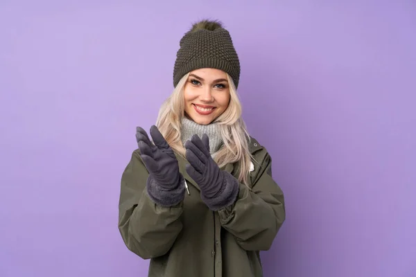 Ragazza Bionda Adolescente Con Cappello Invernale Sfondo Viola Isolato Applaudendo — Foto Stock