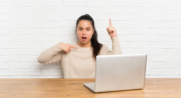 Jovem Adolescente Menina Asiática Com Laptop Uma Mesa Com Expressão — Fotografia de Stock