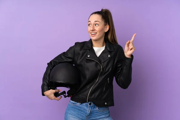 Молодая Брюнетка Мотоциклетном Шлеме Изолированном Фиолетовом Фоне Намеревается Реализовать Решение — стоковое фото