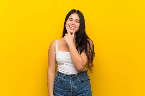 Joven Adolescente Asiática Chica Sobre Aislado Amarillo Fondo Sonriendo —  Fotos de Stock