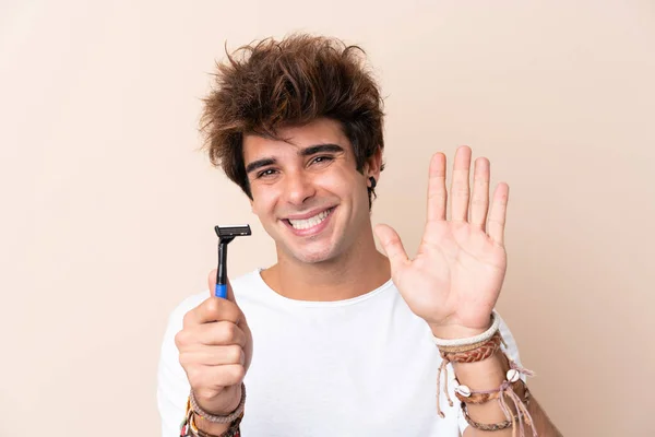 Jovem Homem Bonito Barbear Sua Barba Saudando Com Mão Com — Fotografia de Stock