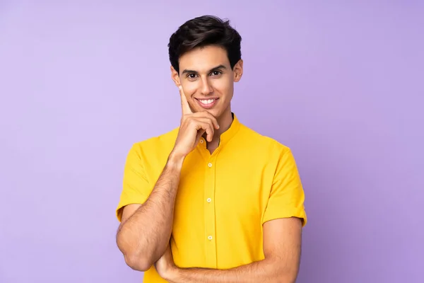 Man Geïsoleerde Paarse Achtergrond Zoek Front — Stockfoto