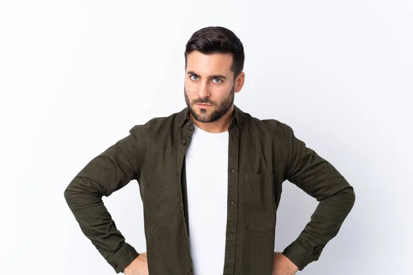 Jovem Homem Bonito Com Barba Sobre Fundo Branco Isolado Irritado — Fotografia de Stock