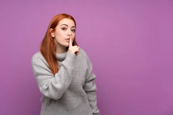 Rousse Adolescente Fille Sur Fond Violet Isolé Faisant Geste Silence — Photo