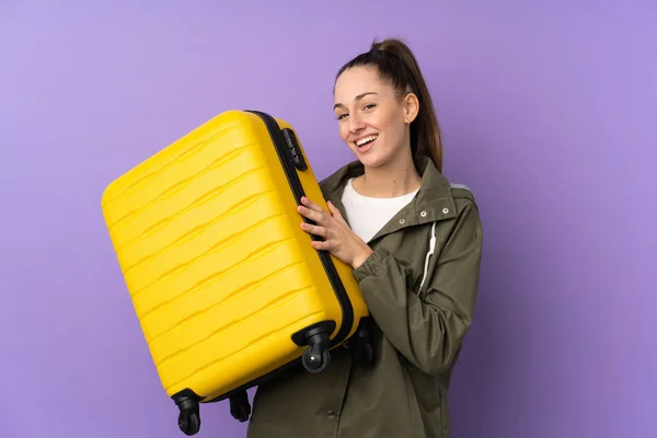 Jovem Morena Sobre Fundo Roxo Isolado Férias Com Mala Viagem — Fotografia de Stock