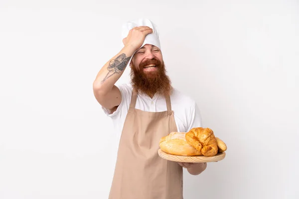 Rudy Mundurze Szefa Kuchni Mężczyzna Piekarz Trzymając Stół Kilkoma Chlebami — Zdjęcie stockowe