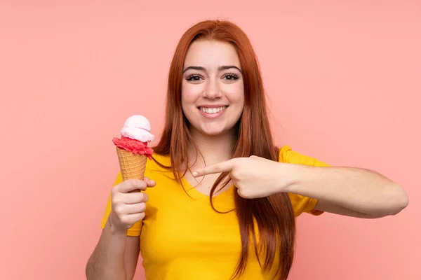 Jong Meisje Met Een Cornet Ijs Geïsoleerde Achtergrond Wijzen — Stockfoto