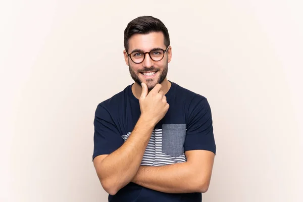 Sakallı Sakallı Gözlüklü Gülümseyen Genç Bir Adam — Stok fotoğraf