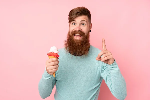 Roodharige Man Met Lange Baard Met Een Cornet Ijs Geïsoleerde — Stockfoto