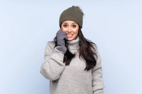 Jeune Colombienne Avec Chapeau Hiver Sur Fond Bleu Isolé Nerveux — Photo