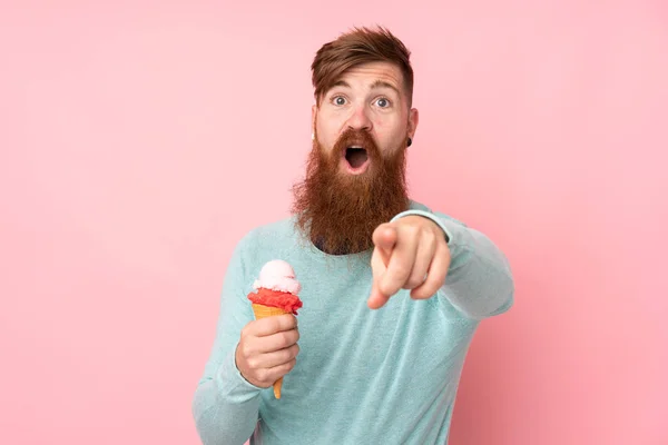 Redhead Άνθρωπος Μακριά Γενειάδα Κρατώντας Ένα Παγωτό Κορνέτα Πάνω Από — Φωτογραφία Αρχείου