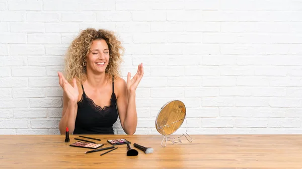 Jeune Femme Avec Beaucoup Brosse Maquillage Dans Une Table Riant — Photo