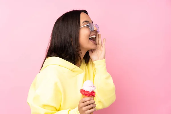 Jovem Morena Segurando Sorvete Corneto Sobre Fundo Rosa Isolado Gritando — Fotografia de Stock