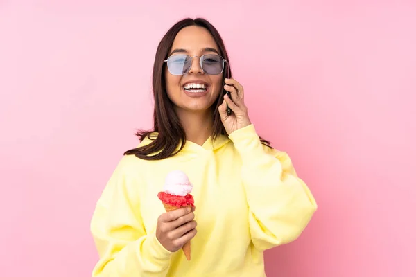 Jovem Morena Segurando Sorvete Corneto Sobre Fundo Rosa Isolado Mantendo — Fotografia de Stock