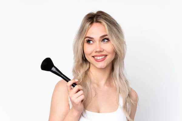 Tonåring Blond Flicka Över Isolerad Vit Bakgrund Håller Makeup Borste — Stockfoto