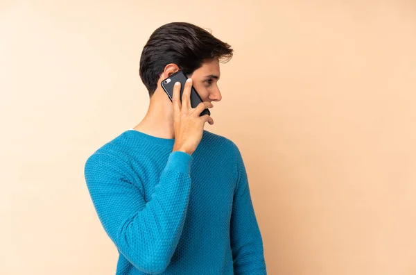 Człowiek Odosobnionym Tle Prowadzi Kimś Rozmowę Przez Telefon Komórkowy — Zdjęcie stockowe