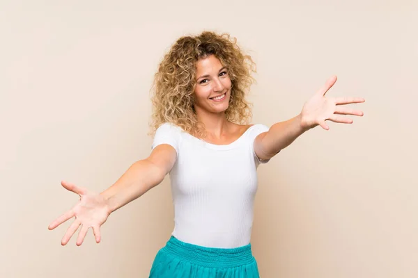 Jovem Loira Com Cabelo Encaracolado Sobre Fundo Isolado Apresentando Convidando — Fotografia de Stock