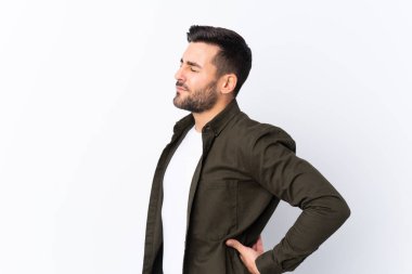 Sakallı yakışıklı bir genç, soyutlanmış beyaz bir geçmişi var. Çabaladığı için sırt ağrısı çekiyor.