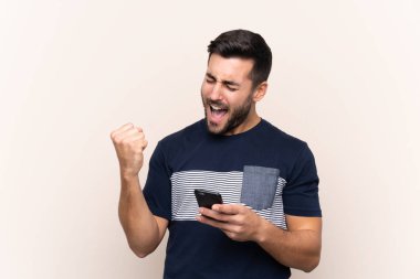 Sakallı, sakallı, izole bir geçmişi olan genç ve yakışıklı bir adam.