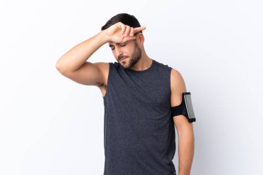 Sakallı, genç, yakışıklı, soyutlanmış, yorgun yüzlü, beyaz bir adam.