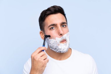 Genç yakışıklı adam izole arka plan üzerinde sakalTıraş