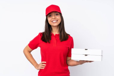 İzole edilmiş beyaz arka planda genç pizza teslimatçısı kız kollarını ön cephede çapraz tutuyor.