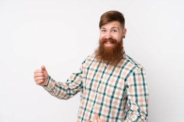 Kızıl saçlı, uzun sakallı, soyutlanmış beyaz arka planı olan, gitar hareketi yapan bir adam.