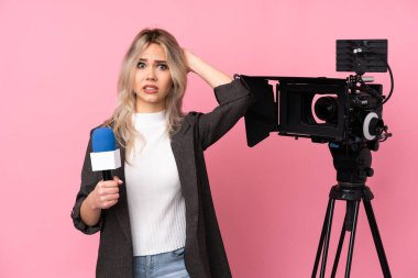 Elinde mikrofon tutan ve pembe arka planda haber sunan gazeteci kadın hayal kırıklığına uğradı ve kafasını kaldırdı.
