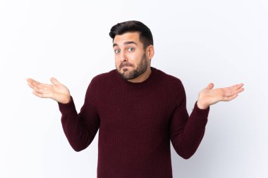 Soyutlanmış beyaz bir geçmişi olan, sakallı, yakışıklı genç bir adam ellerini kaldırırken şüphe duyuyor.