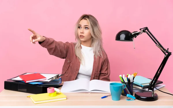 Joven Estudiante Trabajando Una Mesa Apuntando Hacia Afuera — Foto de Stock