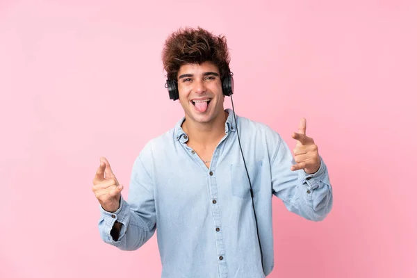 Joven Hombre Caucásico Sobre Fondo Rosa Aislado Usando Móvil Con —  Fotos de Stock