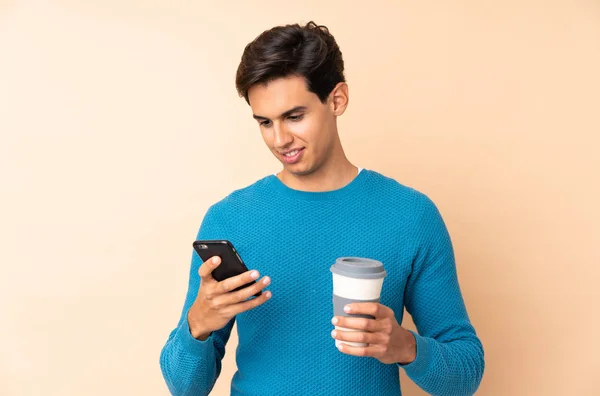 Mann Mit Isoliertem Hintergrund Hält Kaffee Zum Mitnehmen Und Ein — Stockfoto