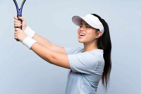 Jeune adolescent asiatique fille jouer au tennis — Photo