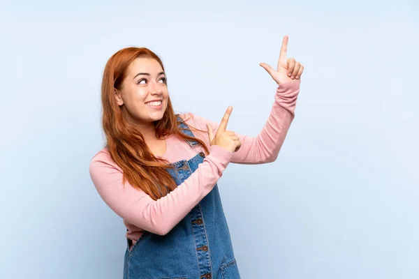 Adolescente Rossa Ragazza Con Tuta Sopra Isolato Sfondo Blu Che — Foto Stock