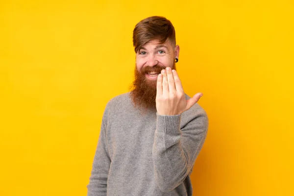 Roodharige Man Met Lange Baard Geïsoleerde Gele Achtergrond Die Uitnodigt — Stockfoto