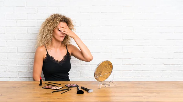 Jeune Femme Avec Beaucoup Brosse Maquillage Dans Une Table Couvrant — Photo