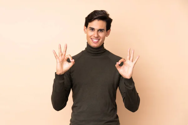 Muž Nad Izolovaným Pozadím Ukazující Znamení Prsty — Stock fotografie