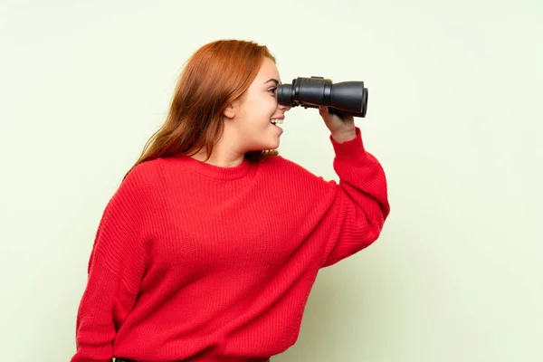 Chica Pelirroja Adolescente Con Suéter Sobre Fondo Verde Aislado Con —  Fotos de Stock