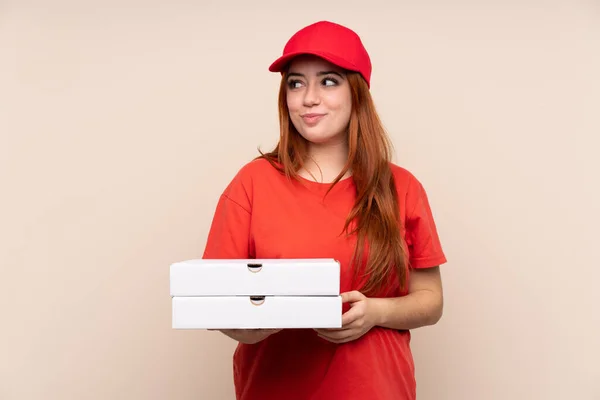 Pizza Entrega Adolescente Segurando Uma Pizza Sobre Fundo Isolado Olhando — Fotografia de Stock