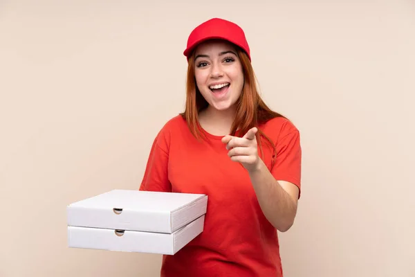 Entrega Pizza Adolescente Menina Segurando Uma Pizza Sobre Isolado Fundo — Fotografia de Stock