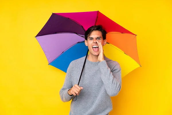 Hombre Sosteniendo Paraguas Sobre Fondo Amarillo Aislado Gritando Con Boca — Foto de Stock