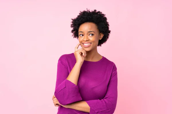 Africano Americano Mulher Sobre Isolado Rosa Fundo Pensando Uma Ideia — Fotografia de Stock