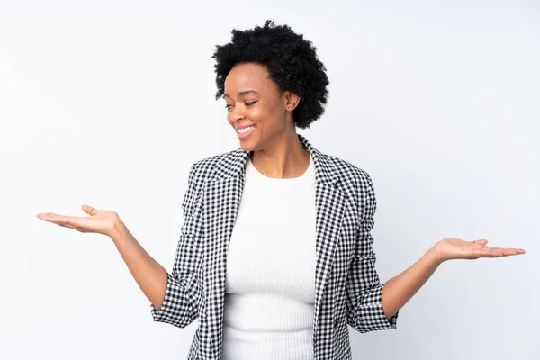 Femme Afro Américaine Avec Blazer Sur Fond Blanc Isolé Tenant — Photo