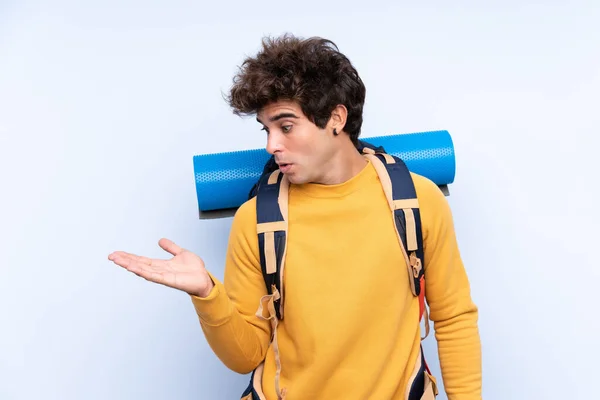 Jeune Alpiniste Homme Avec Grand Sac Dos Sur Fond Bleu — Photo