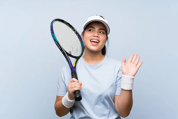 Młody Nastolatek Azji Dziewczyna Grać Tenisa Salutowanie Ręka Szczęśliwy Ekspresja — Zdjęcie stockowe