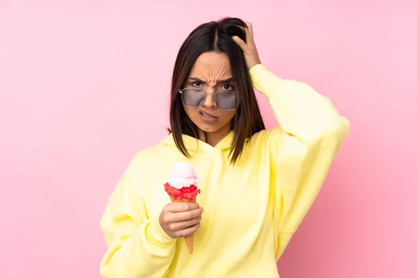 Jovem Morena Segurando Sorvete Corneto Sobre Fundo Rosa Isolado Com — Fotografia de Stock