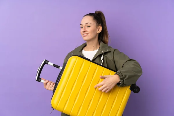 Jovem Morena Sobre Fundo Roxo Isolado Férias Segurando Uma Mala — Fotografia de Stock